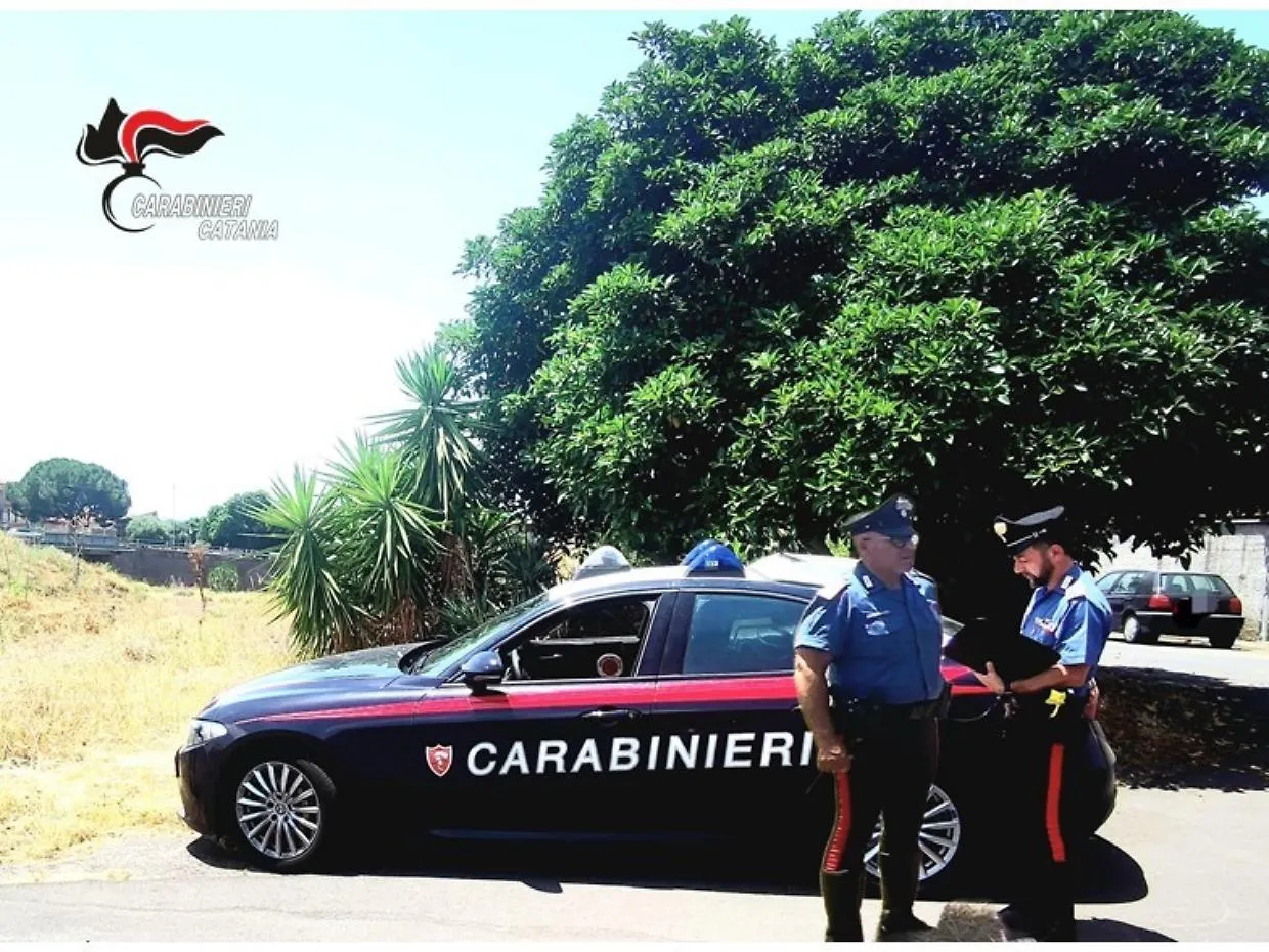 Folle corsa in centro per sfuggire all'alt dei carabinieri: denunciato un 21enne senza patente