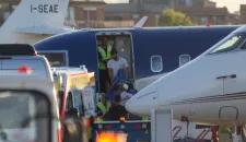 Di Battista atterra a Roma dopo il volo sanitario da Cuba: ricoverato d'urgenza al Gemelli, le sue condizioni