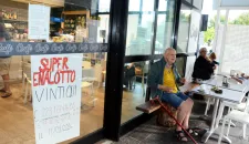 L'identikit del neo miliardario senza volto: chi c'&egrave; dietro la schedina da 223 milioni?