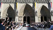 Papa Leone XIV in papamobile a Parigi: 300mila applaudono la prima visita a Notre‑Dame restaurata