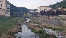Lei respinge le avances, lui si infuria, la tortura e tenta di annegarla: arrestato