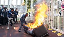 Francia, benzina su un preside a Marsiglia: la protesta dei liceali sfugge al controllo e diventa guerriglia VIDEO
