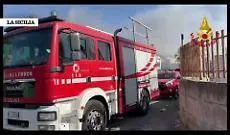 Incendio alla zona industriale di Catania nella notte: deposito di materiale organico e oli esausti
