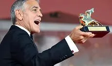 A Venezia "Ink" di Danny Boyle, la nascita dell'informazione-spettacolo