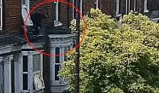 Sequestrato sfugge alla banda lanciandosi dal balcone su un albero: il video