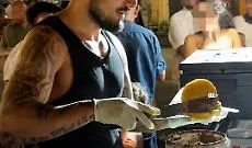 Giovanni Grazioso travolto da uno tsunami di affetto e popolarit&agrave;: anche Rovazzi lo saluta in piazza Palestro