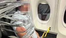 Urla su Ges&ugrave;, insulti omofobi e pugni sul volo Dallas-Newark: il video del passeggero immobilizzato col nastro adesivo