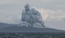 L'Anak Krakatoa erutta, il video del peschereccio che naviga in mezzo ad una pioggia di cenere e lapilli