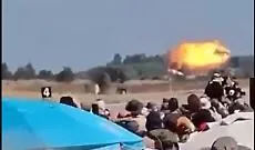 F-4 Phantom dell'aeronautica militare greca si schianta durante una airshow: morti i piloti