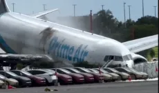 Miami, Boeing esce fuori di pista e travolge le auto in sosta: il video dell'incidente che &egrave; costato la vita a 5 persone