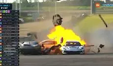 L'auto prende fuoco, il pilota eroe si ferma ed estrae il rivale dalle fiamme: il video fa il giro del mondo
