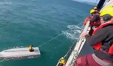 Per tre giorni sullo scafo della barca dopo il naufragio nel gelo del mare dell'Alaska: il video del salvataggio