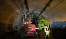Dentro la Galleria S. Nicola sulla A19 dopo i danni provocati dal Tir