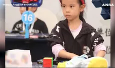 A 6 anni risolve il cubo di Rubik in 4,27 secondi: il record della bimba cinese &egrave; impressionante