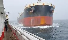 Video choc nello Stretto di Singapore: la bulk carrier First Margaux da 82.000 tonnellate travolge un peschereccio