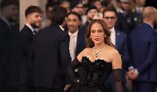 L'accenno di ballo tra Jennifer Lopez e Lorenzo Musetti al Vogue World