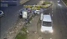 Materassi, mobili e sacchetti dalle auto: a Catania gli incivili gettano di tutto ma videocamere del Comune li inchiodano