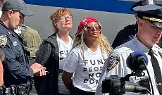 &laquo;Finanziate le persone, non le bombe&raquo;: Susan Sarandon arrestata a New York durante la protesta contro Netanyahu