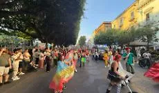 Catania, al via Ursino Buskers: dopo il caso Lunaspina, l'arte di strada rivendica la piazza. Il video della parata