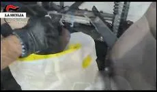 Armi pronte all'uso in un container a Catania: arrestato 27enne con pistole, revolver e munizioni