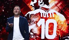 I leggendari 50 anni di Francesco Totti a Las Vegas: con Noemi e i figli festa in tuta da Dream Racing
