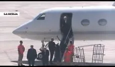 Berlusconi, a Olbia l'arrivo degli ospiti con jet privati e a Villa Certosa la torta con foto su ospitata da Santoro