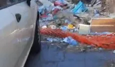 Via Plebiscito, marciapiede off limits: per i pedoni resta solo la strada