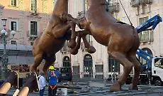 Catania, in piazza Universit&agrave; i due enormi cavalli dello scultore Arturo Di Modica: l'arte incontra l'ironia catanese