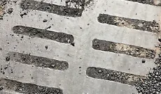 Via Padova a Catania: asfalto sopra asfalto e tombini ricoperti, chi controlla?