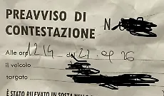 Paghi il parcheggio e prendi la multa: l'errore di targa e la burocrazia di Aci Castello