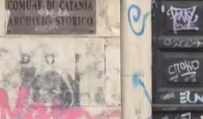 Catania, degrado sulla facciata dell&rsquo;Archivio di Stato: muri imbrattati a due passi da piazza Duomo