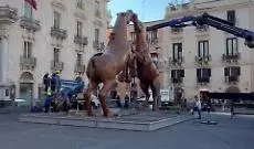 A Catania l'opera equestre di Arturo Di Modica scatena l'ironia sulla "braciata" in piazza Universit&agrave;