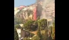Fiamme da paura sulla collina di Taormina: cos&igrave; il fuoco sta minacciando il centro abitato