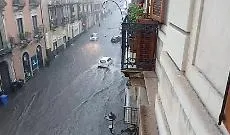 Maltempo a Catania e via Etnea diventa un fiume in piena: pozzetti e caditoie ostruiti dalla cenere vulcanica