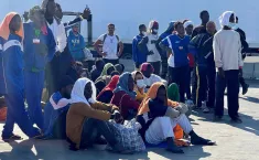 Dramma in mare, salvati 24 migranti: grave una bimba di 3 anni. Sbarco d'urgenza a Lampedusa