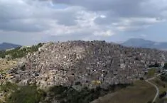 Dall'acropoli greca al Ballo dei Diavoli, i musei che riscrivono la storia del borgo di Prizzi