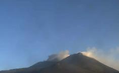 L'Etna rallenta: cenere confinata in quota e il VONA scende da rosso a arancione