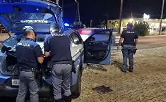 Weekend di controlli interforze nella movida: 23 sanzioni del Codice della Strada, stretta sui &ldquo;parcheggiatori&rdquo; abusivi e verifiche anti-alcol