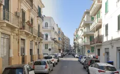 Cade dalla terrazza mentre controlla l'acqua a Messina: salvato dal tetto di un fuoristrada