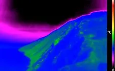 Nuova colata sullo Stromboli, la lava torna a scorrere nella Sciara del Fuoco