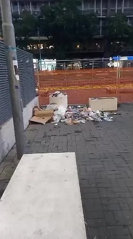 Corso Sicilia, Catania &ndash; Rifiuti bloccati dalle transenne del cantiere