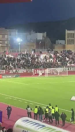 Il Trapani vince ma la contestazione travolge Antonini: il video dei cori contro il presidente nella bufera
