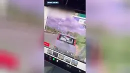 Tutto il furto, minuto per minuto: la dash cam dell'auto immortala il ladro mentre ruba gli zaini