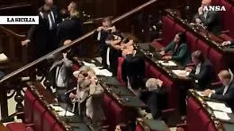 Delmastro, negato l'uso delle chat: il video delle proteste di Avs e M5s
