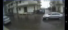 Impressionante a Fondachello: il mare come una valanga sommerge una strada 