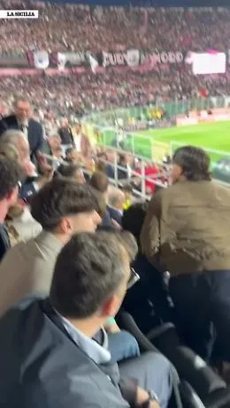 Palermo-Catanzaro: il video della discussione degenerata in rissa nella tribuna autorit&agrave;