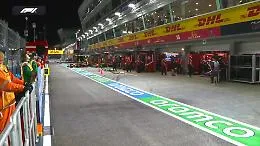 Singapore, la Ferrari di Leclerc esce dal box e centra la McLaren di Norris