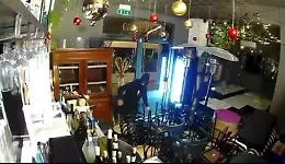 Colpo in un locale in centro a Palermo: vetrina spaccata per un bottino di 10 euro (Video)