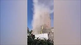 Il crollo della Torre dei Conti a Roma: gli scricchiolii, il cedimento, la polvere: il video dei turisti 