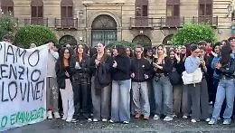 Palermo in lutto: funerali per Paolo Taormina, il ventenne "ucciso per niente". Folla gi&agrave; radunata davanti alla Cattedrale